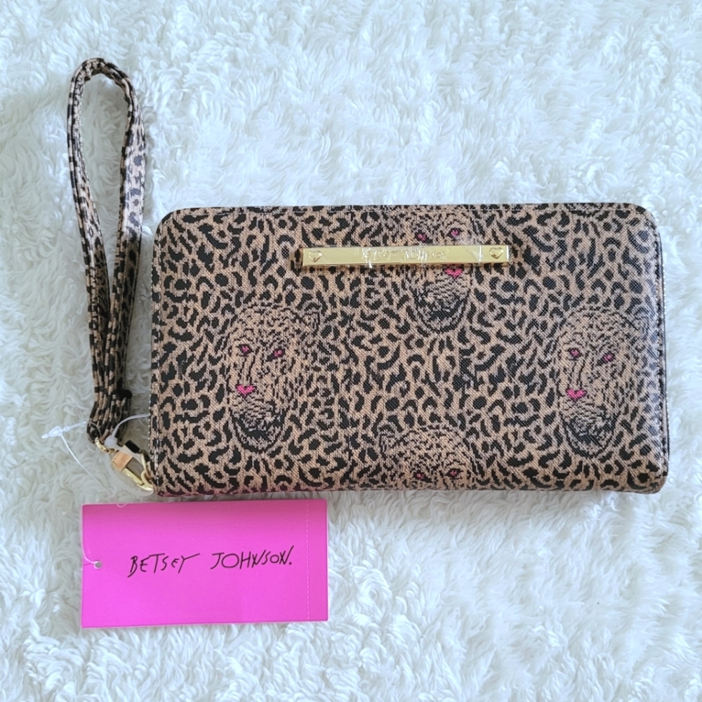 Betsey Johnson Leopard🐆 Wristlet - NWT - Picture 1 of 16